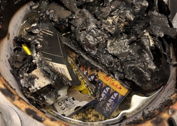Så här såg Åsa Jinders kökslåda ut efter att batterierna börjat brinna.
(Privat bild)