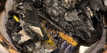 Så här såg Åsa Jinders kökslåda ut efter att batterierna börjat brinna.
(Privat bild)