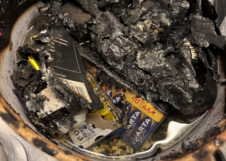 Så här såg Åsa Jinders kökslåda ut efter att batterierna börjat brinna.
(Privat bild)