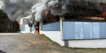 Dansk räddningstjänst är oroliga för framtidens garagebränder med nya typer av fordon.
Bilden visar en garagebrand i Luleå i våras.
BILD: Oskar Lind
