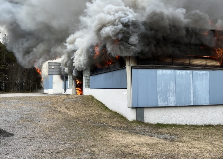 Dansk räddningstjänst är oroliga för framtidens garagebränder med nya typer av fordon.
Bilden visar en garagebrand i Luleå i våras.
BILD: Oskar Lind