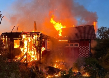 Klockan 02.11 på natten den 13 juni ringer en kvinna själv in till SOS alarm, efter att ha vaknat av sin brandvarnare.
BILD: Räddningstjänsten Sydost