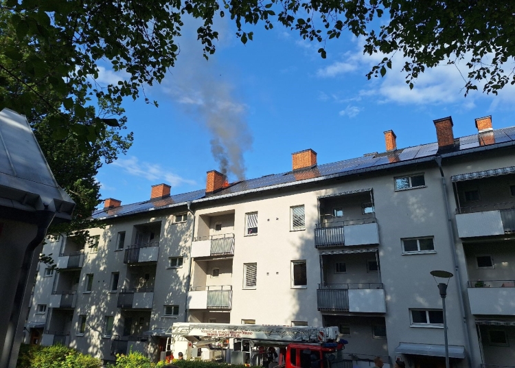 Solcellsbranden i Södertälje spred sig ner i vindskonstruktionen. BILD: Södertörns brandförsvarsförbund