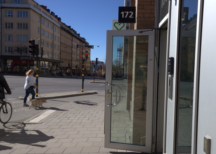 Även utåtgående utrymningsdörrar kan orsaka problem, till exempel om de öppnas ut mot en gata. BILD: Anna Fagerström, BSL.