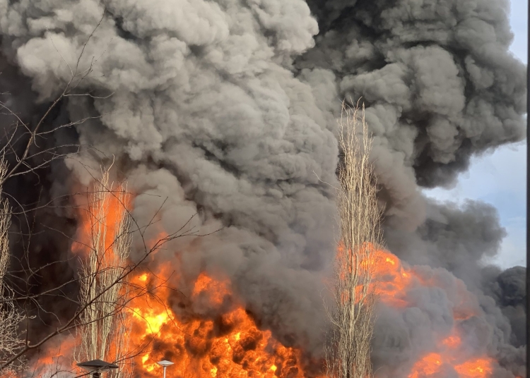 Den snabba spridningen och kraftiga brandbelastningen i Luleå-branden oroar räddningstjänsten.
BILD: Nadja Sandström
