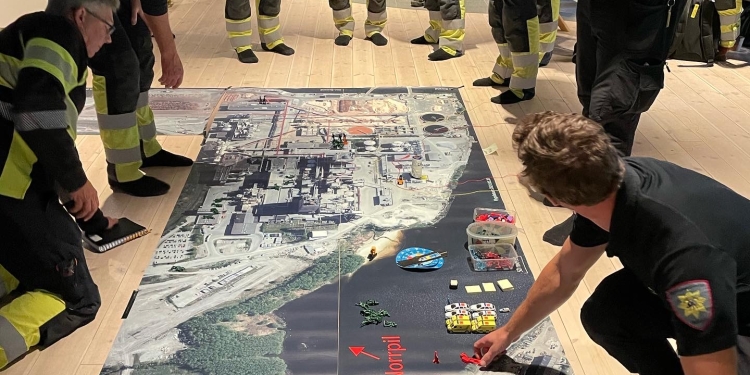 Inför övningen vis SCA i Timrå planerade man först med flygfoto och leksaksfigurer.