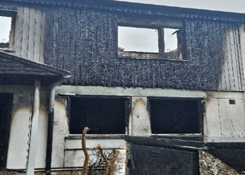 Bild på lägenheten där branden först startade. Hela balkongkonstruktionen som ska ha funnits på samtliga lägenheter är helt uppbrunna.