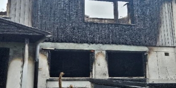 Bild på lägenheten där branden först startade. Hela balkongkonstruktionen som ska ha funnits på samtliga lägenheter är helt uppbrunna.