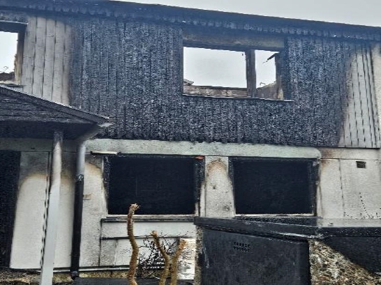 Bild på lägenheten där branden först startade. Hela balkongkonstruktionen som ska ha funnits på samtliga lägenheter är helt uppbrunna.