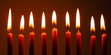 Två brandmän omkom i en husbrand i Verdal. Händelsen utreds som arbetsolycka. Lokalsamhället är i sorg.