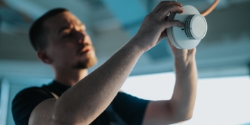 Falska brandlarm i betonganläggningar kostar miljoner och orsakar stora CO₂-utsläpp – Brandsäkert granskar problemen och lösningarna.