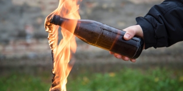 Tingsrätt dömde unga män för mordbrandsförsök i Sävsjö. Hovrätten mildrar brottsbedömning men fastställer fängelsestraff.