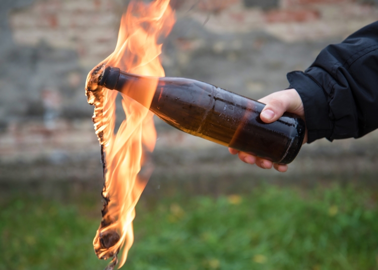 Tingsrätt dömde unga män för mordbrandsförsök i Sävsjö. Hovrätten mildrar brottsbedömning men fastställer fängelsestraff.