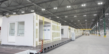 Nya branschregler för brandskydd i modulhus av trä minskar risker, stärker hållbarhet och sänker kostnader i träbyggande.