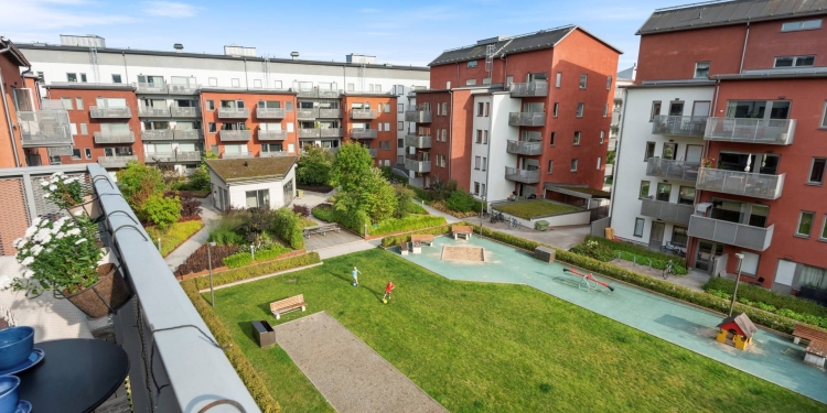 Bränder i moderna trähus avslöjar risker i modulbyggen – spridning, konstruktion och brandskydd i fokus för hållbart byggande.